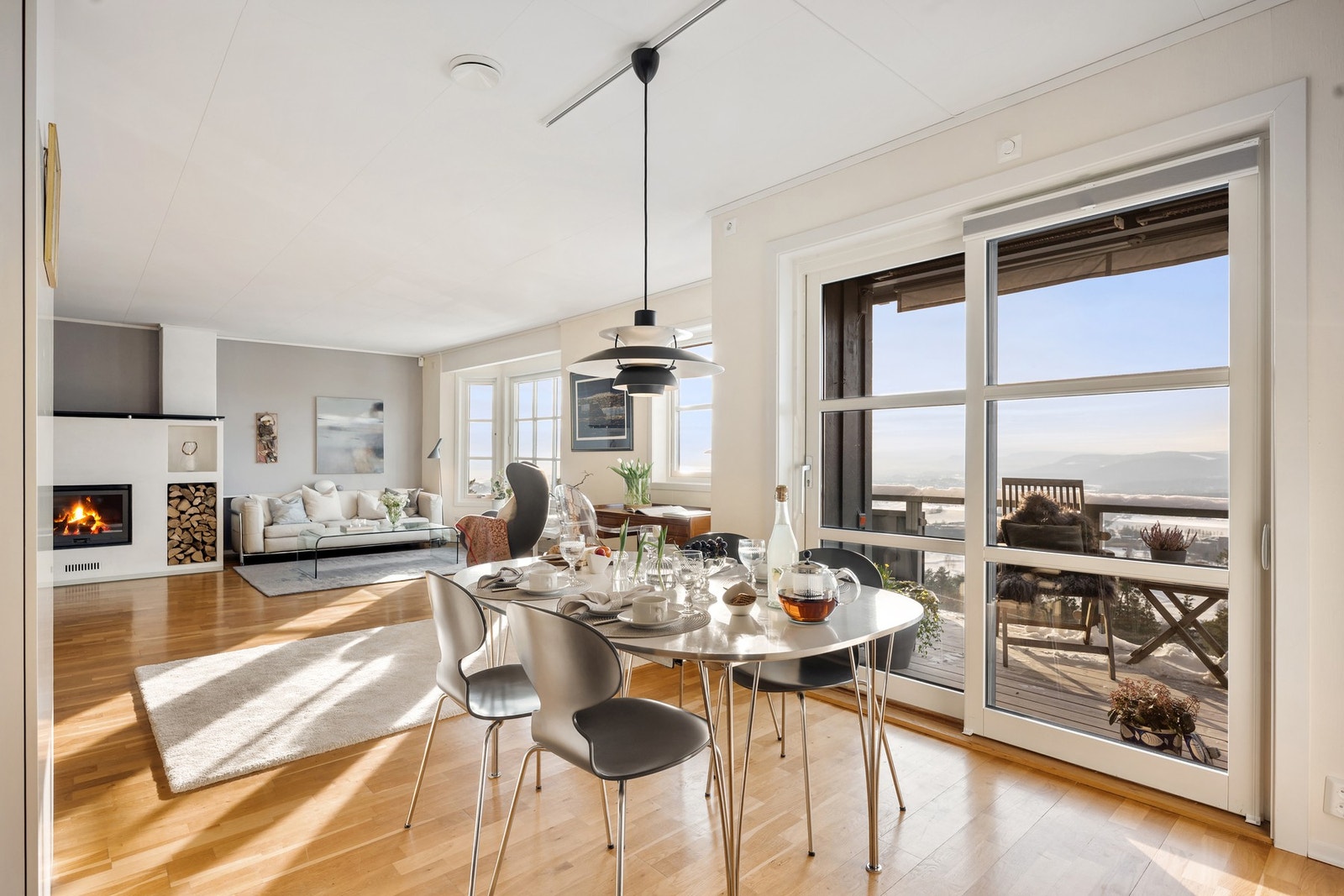 I hovedetasjen ligger det flotte oppholdsrommet, med store vindusflater og gode innredningsmuligheter Galleribilde