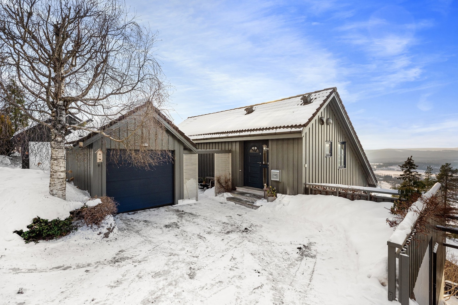 Gode parkeringsmuligheter på egen eiendom, med garasje med lader eller på egen gårdsplass Galleribilde