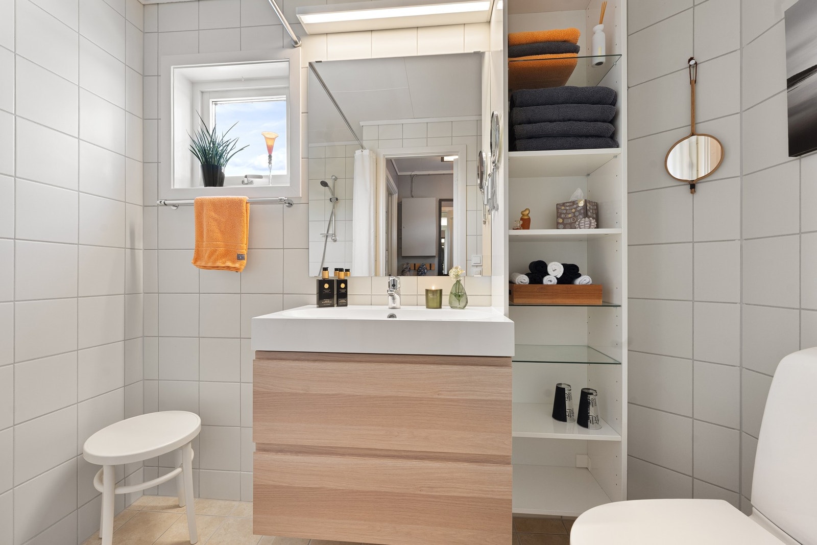 Badet i øverste etasje er fra 2003. Innredning og toalett fra 2020. Galleribilde