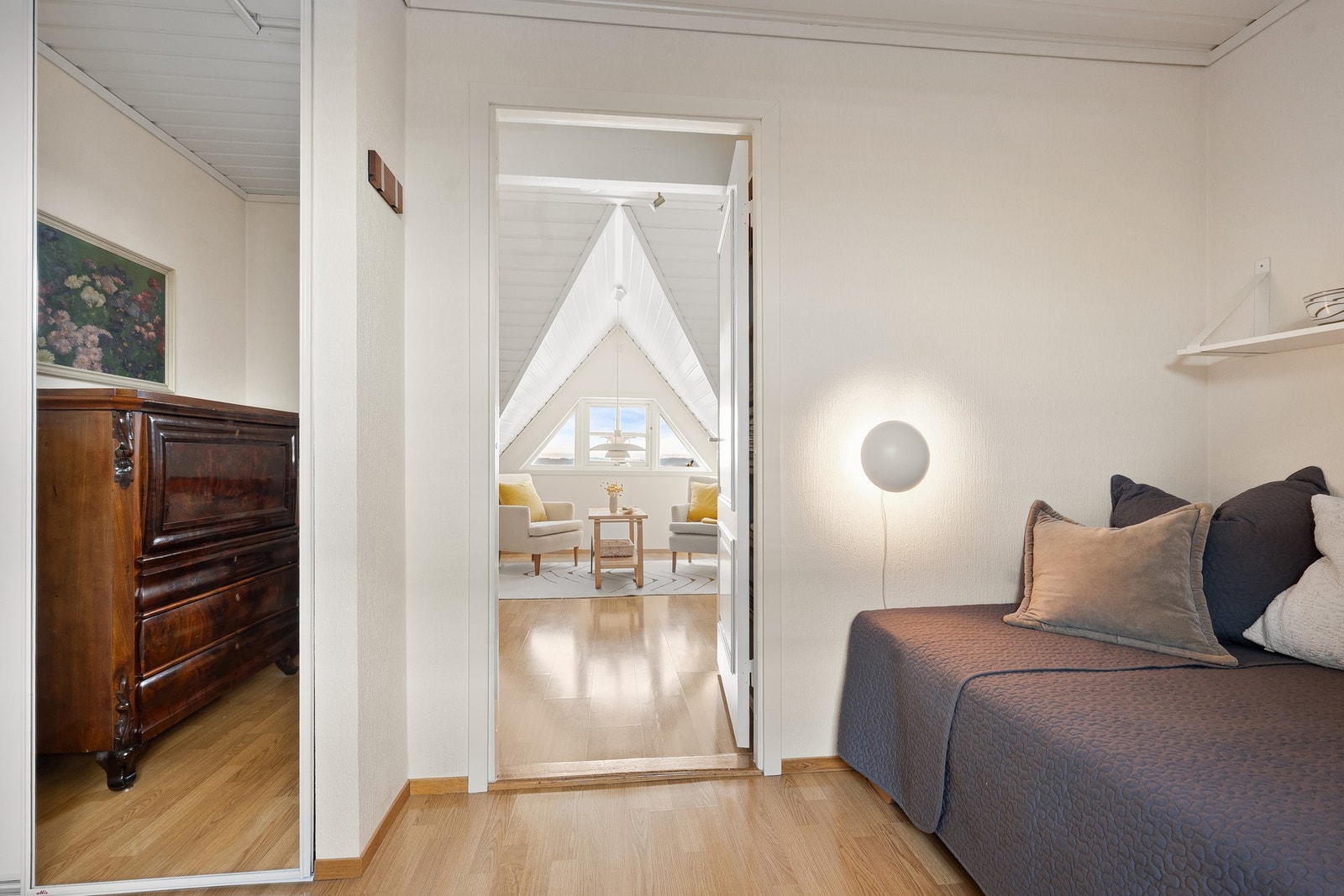 Loftstuen har blitt adskilt for å lage et ekstra soverom Galleribilde