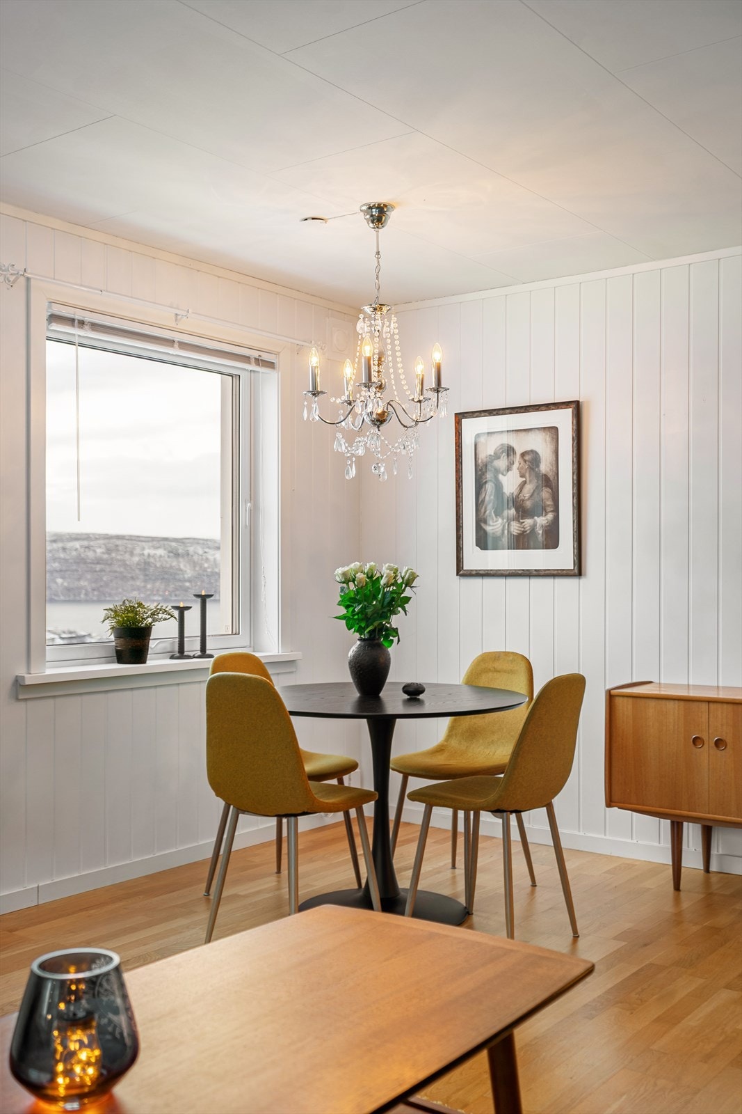 Romslig stue med flere møbleringsmuligheter Galleribilde