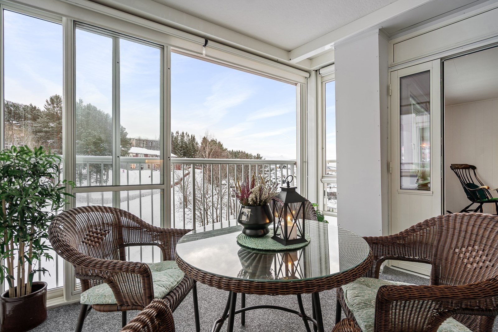 Balkongen er utstyrt med skyvedør og blendingsgardiner, slik at du kan benytte balkongen etter eget behov og ønske Galleribilde