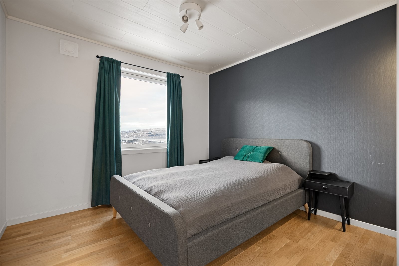 Stort soverom med god plass for dobbeltseng, nattbord og skrivebord Galleribilde