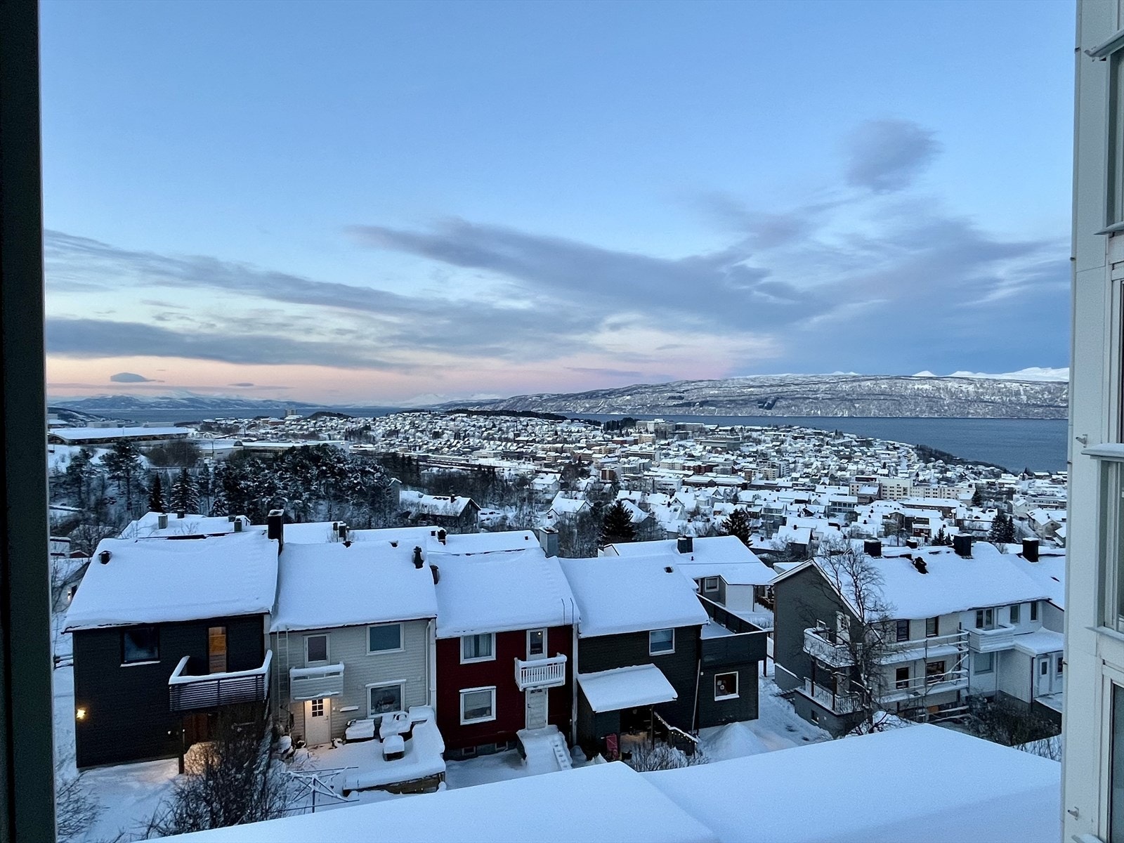 Utsikten kan nytes fra flere rom i leiligheten - Her fra soverommet! (Selgers private bilde) Galleribilde