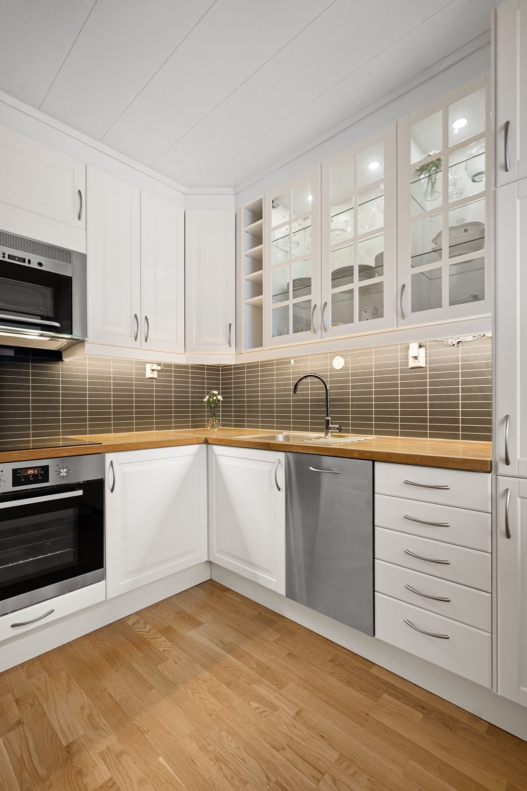 Stilrent kjøkken hvor man har gode arbeidsflater på kjøkkenbenk Galleribilde