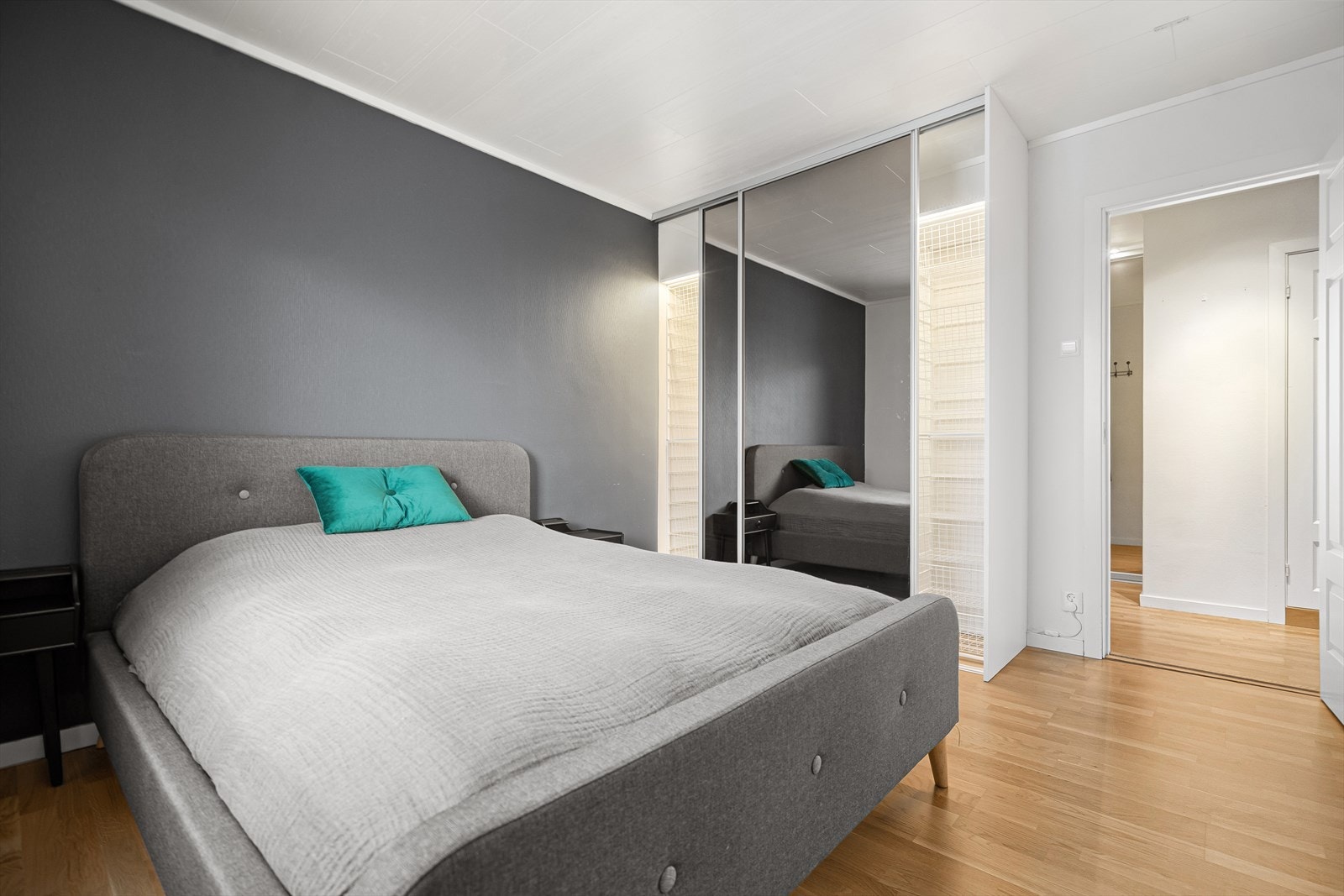 Soverommet er utstyrt med skyvedørsgarderobe med speilfronter og belysning. Her har man rikelig med oppbevaringsplass Galleribilde