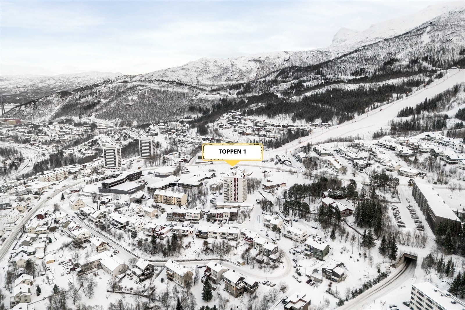 Borettslaget har oppstillingsplasser på tomten. Det er opplyst at i 2025 ble bakgården utvidet med flere parkeringsplasser. Det er mulighet for el billading i borettslaget Galleribilde