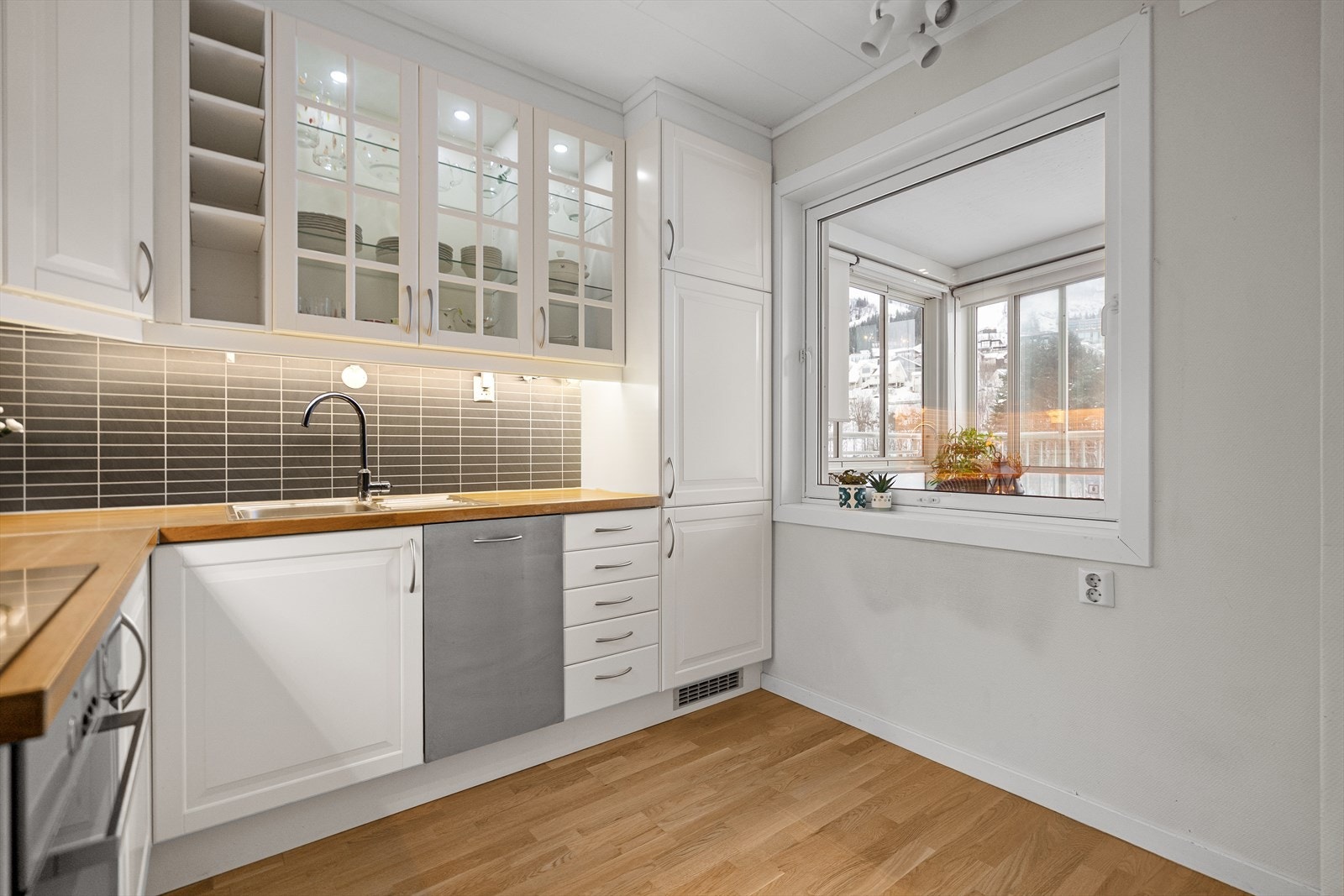 Kjøkkenet har integrerte hvitevarer som komfyr, platetopp, mikro, oppvaskmaskin, kjøl- og fryseskap. Rommet gir god plass for et praktisk kjøkkenbord Galleribilde