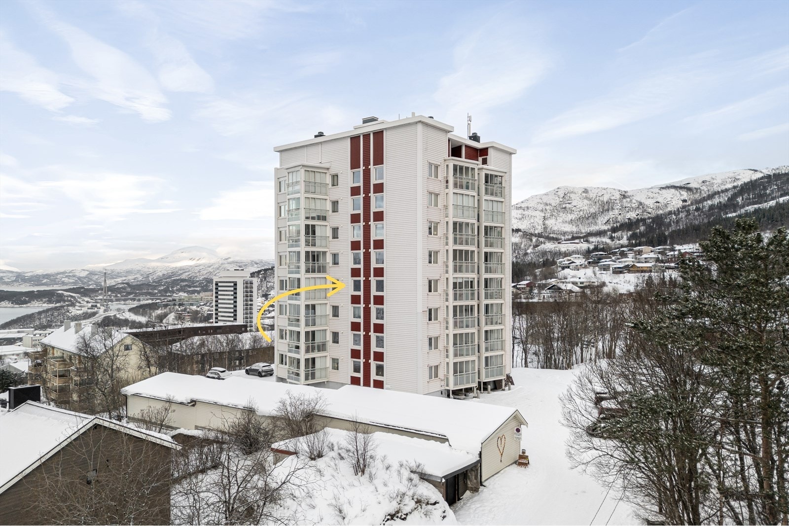 Leiligheten har en fin plassering i 4. etasje med parkering på eiendommen Galleribilde