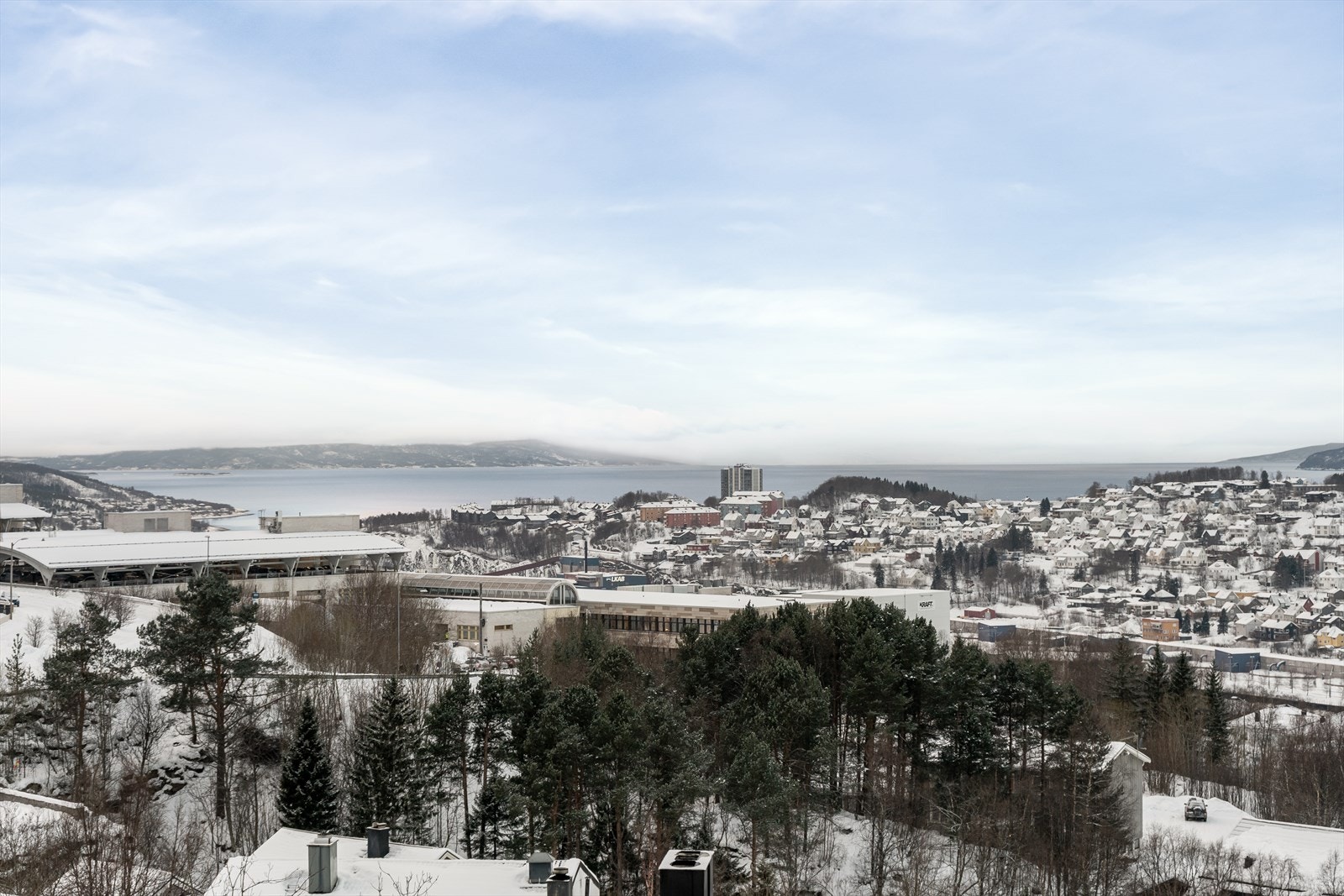 Leiligheten har en fantastisk utsikt utover byen og Ofotfjorden Galleribilde