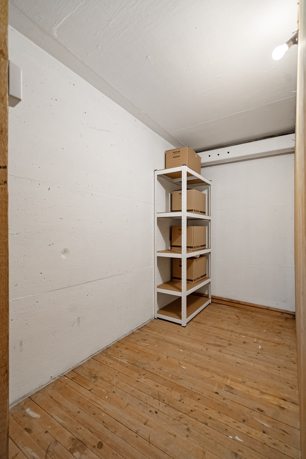 Leiligheten disponerer to boder - en på loft på ca. 4 kvm og en kjellerbod på ca. 3 kvm. I tillegg til dette er det tilgang til felles vaskerom og tørkeloft, samt felles oppbevaringsrom i kjeller Galleribilde