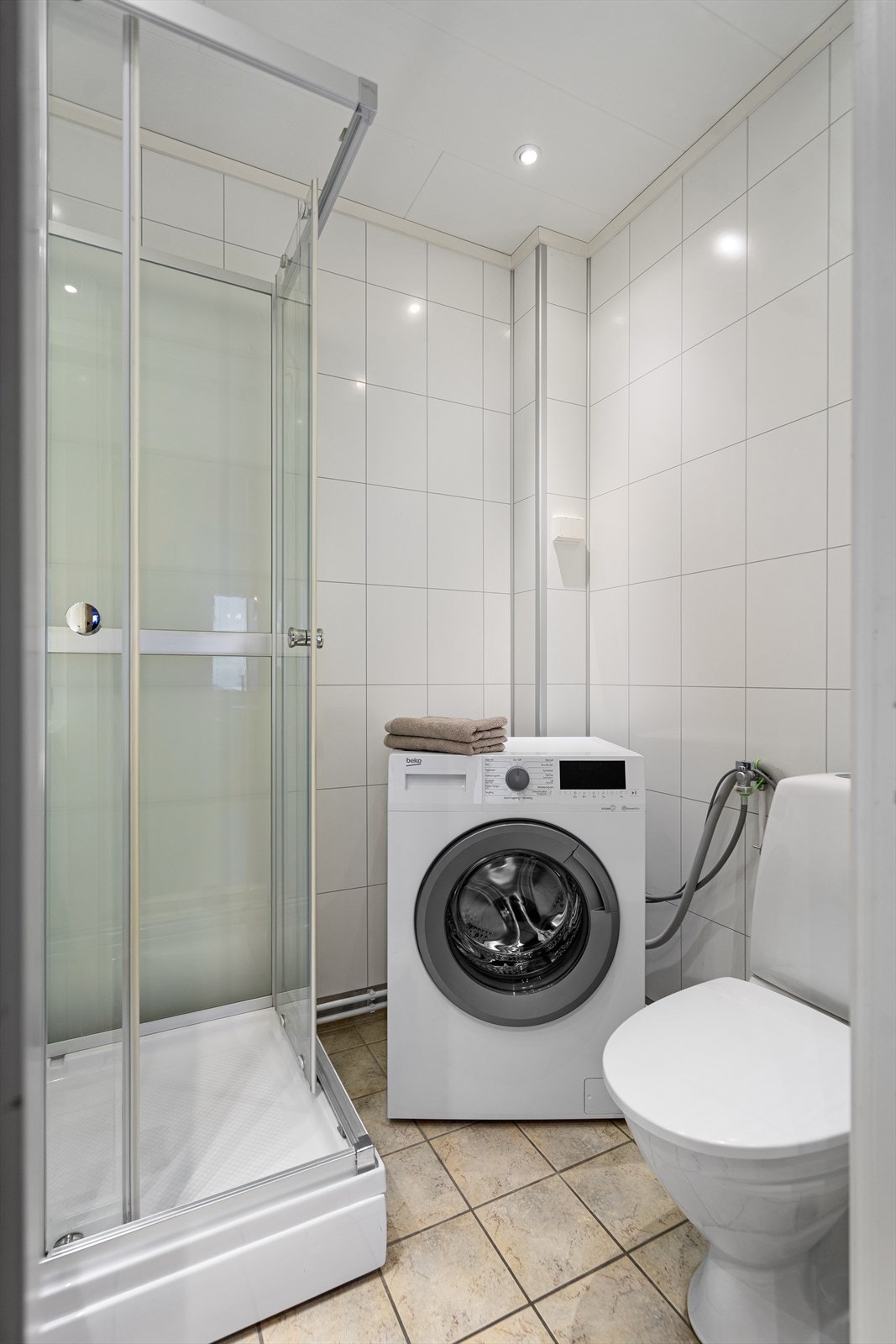 Baderommet har flislagt gulv med termostatstyrt varmekabler Galleribilde