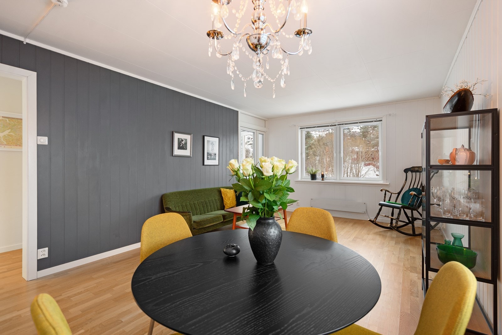 Lys og praktisk stue med store vindusflater Galleribilde