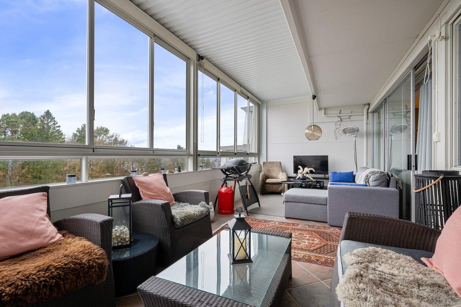 Innglasset balkong med gode solforhold og fin utsikt Galleribilde