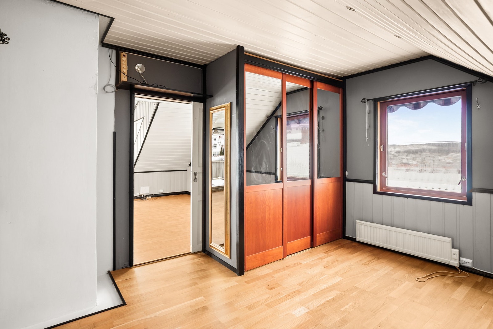 På soverommet er det et garderobeskap med skyvedører som medfølger. Galleribilde