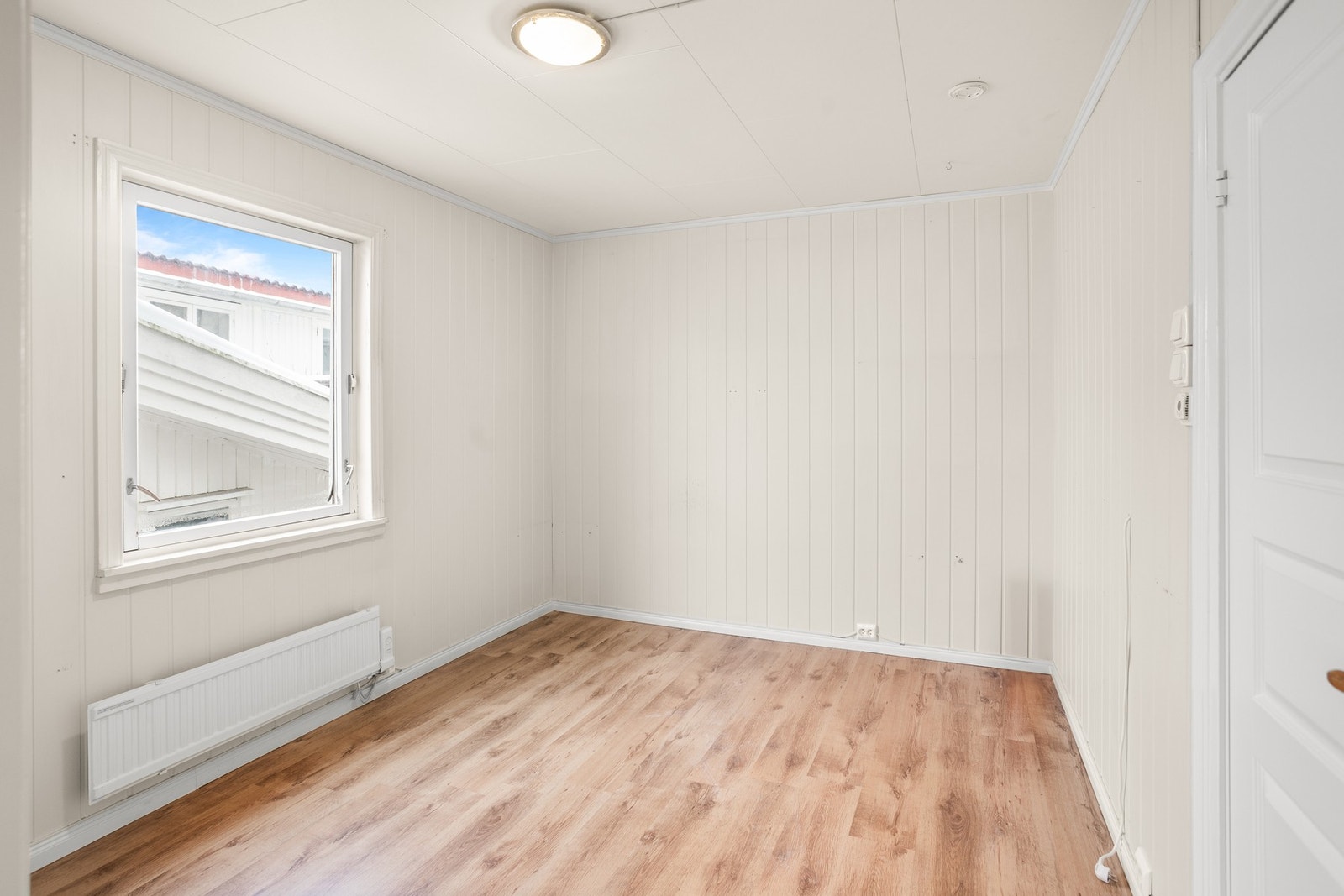 PÅ innsiden av stuen finner man et soverom, med direkte adkomst til bad. Galleribilde