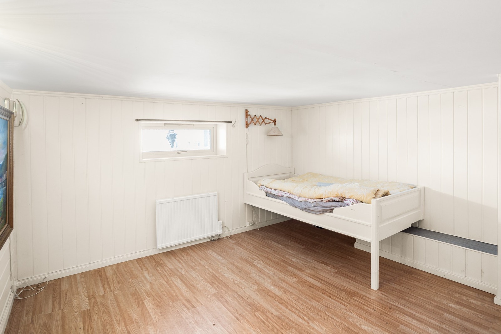 Innredet rom i kjelleren. Det foreligger ikke tegninger av huset, så rommets opprinnelse kan ikke kontrolleres, men det antas at rommet er innredet uten noen form for søknad/godkjenning. Galleribilde