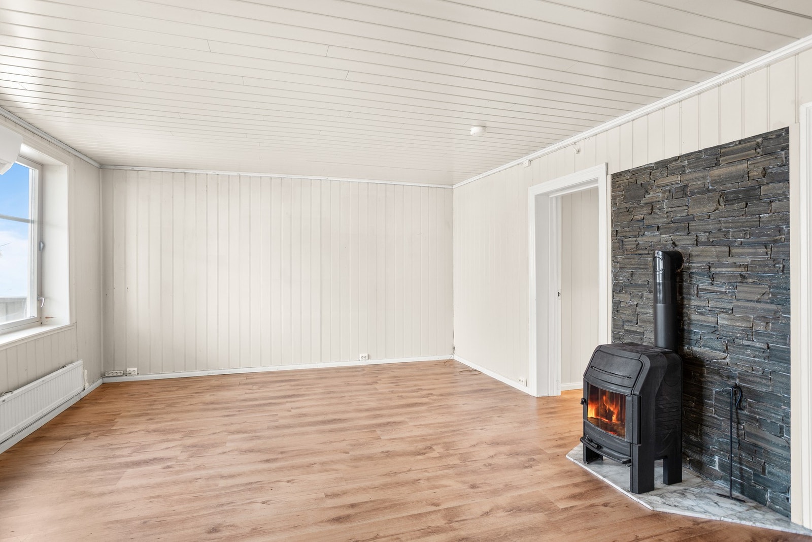 Lys og fin stue med nyerflater. Det er vedfyring i stuen, med pipe/brannmur må utbedres før den lovlig kan tas i bruk. Galleribilde