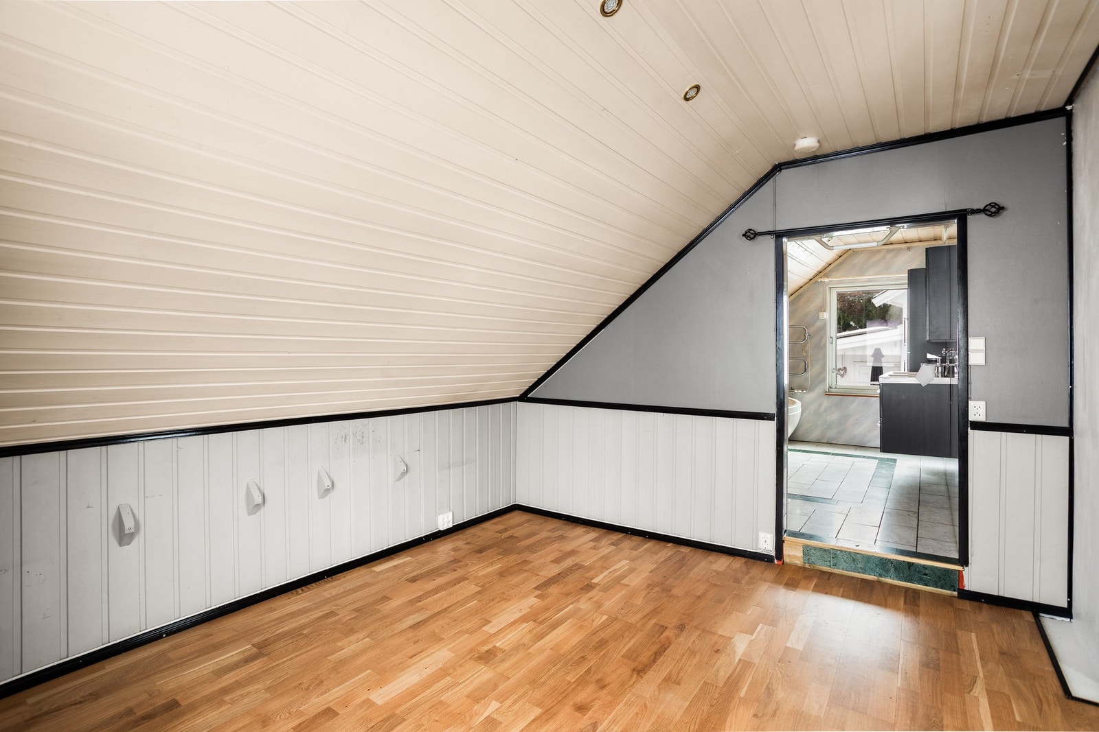 Fra soverommet er det direkte inngang til badet. Galleribilde