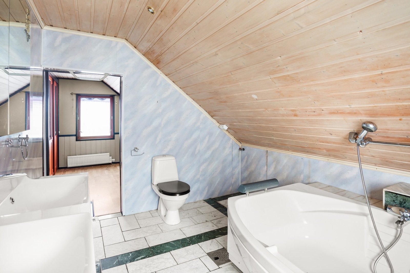 Badet på innsiden av soverommet. Badet har enkel standard og oppgradering/renovering må påregnes. Galleribilde