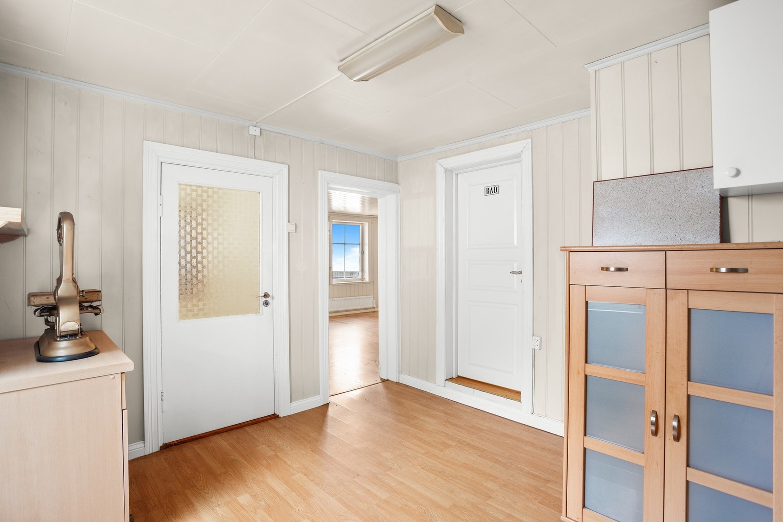 Kjøkkenet har fin størrelse og lyse overflater. Galleribilde