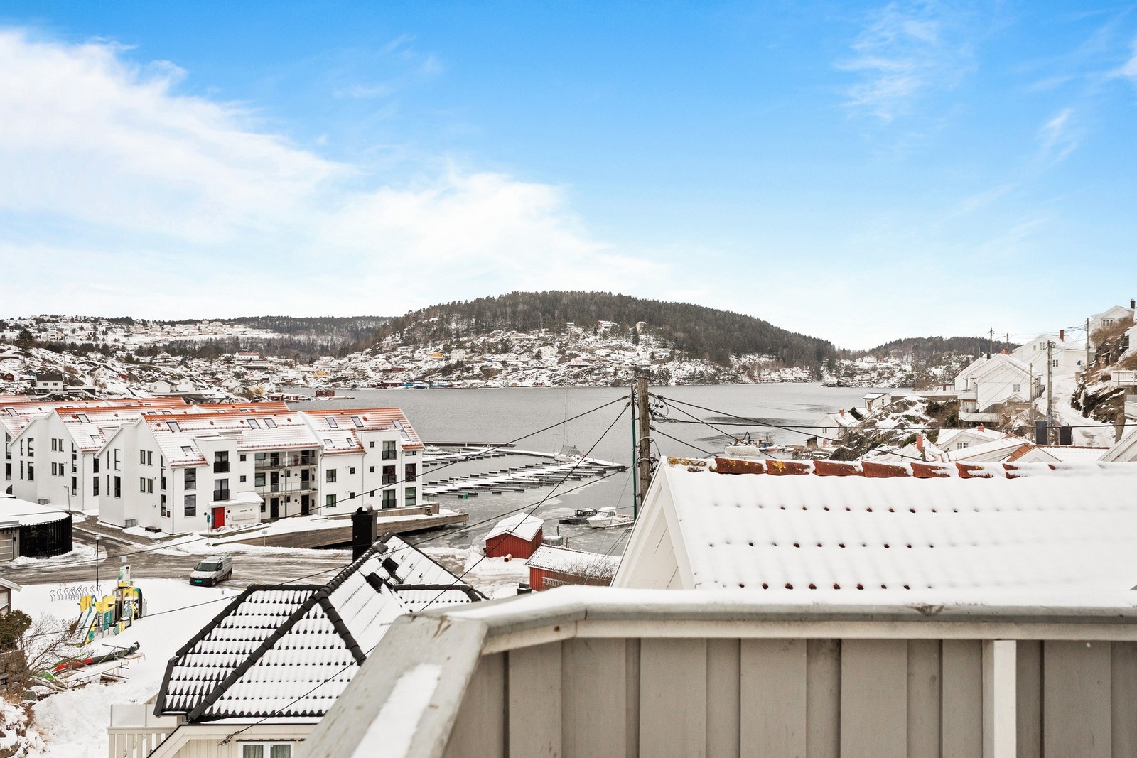 Verandaen ligger høyt og fritt og har fin utsikt til sjøen, og mot Tåtøy/Stabbestad. Galleribilde