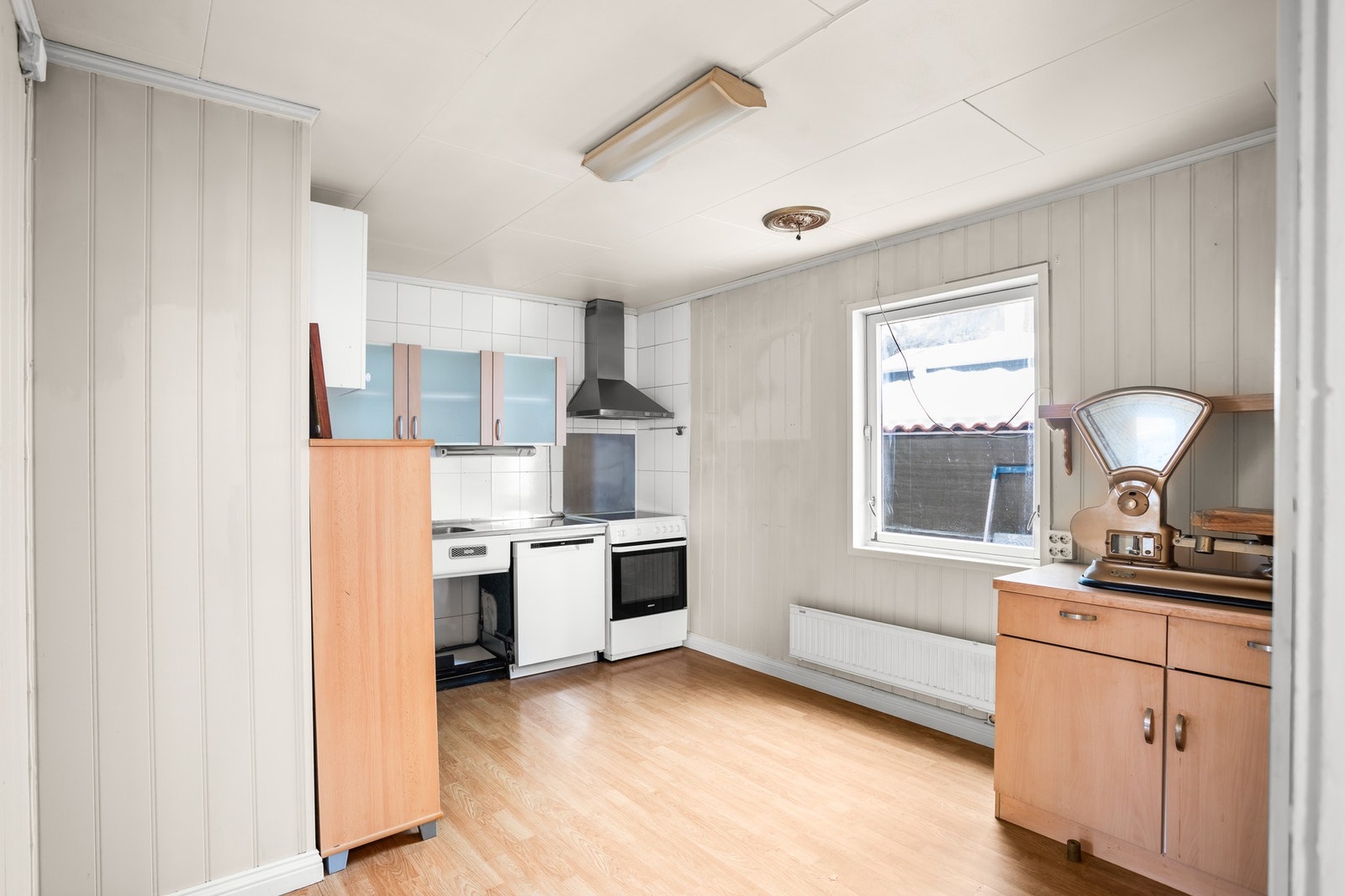 Kjøkkenet er utstyrt med en innredning med enkel standard. Galleribilde