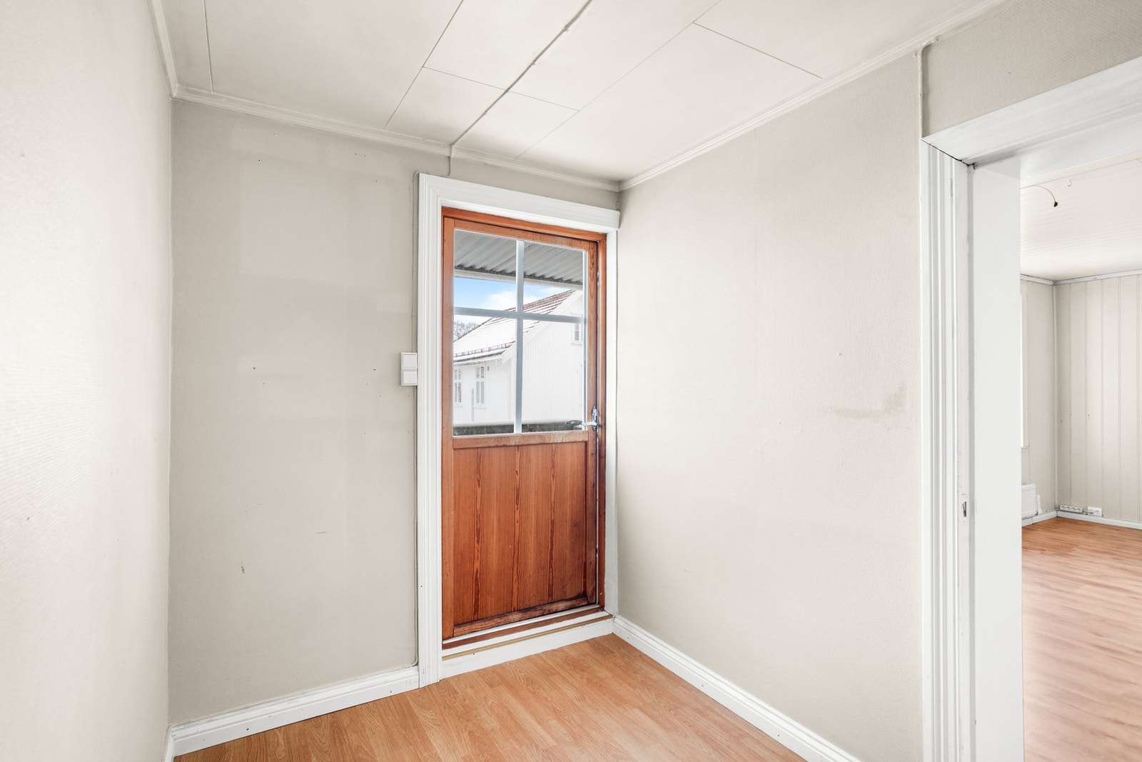 På innsiden av stuen er det et eget rom, med direkte adkomst til verandaen Galleribilde