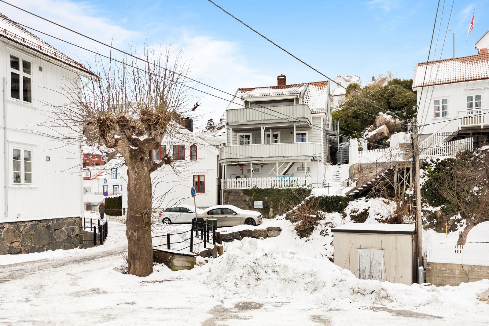Fasaden sett fra veien. Galleribilde