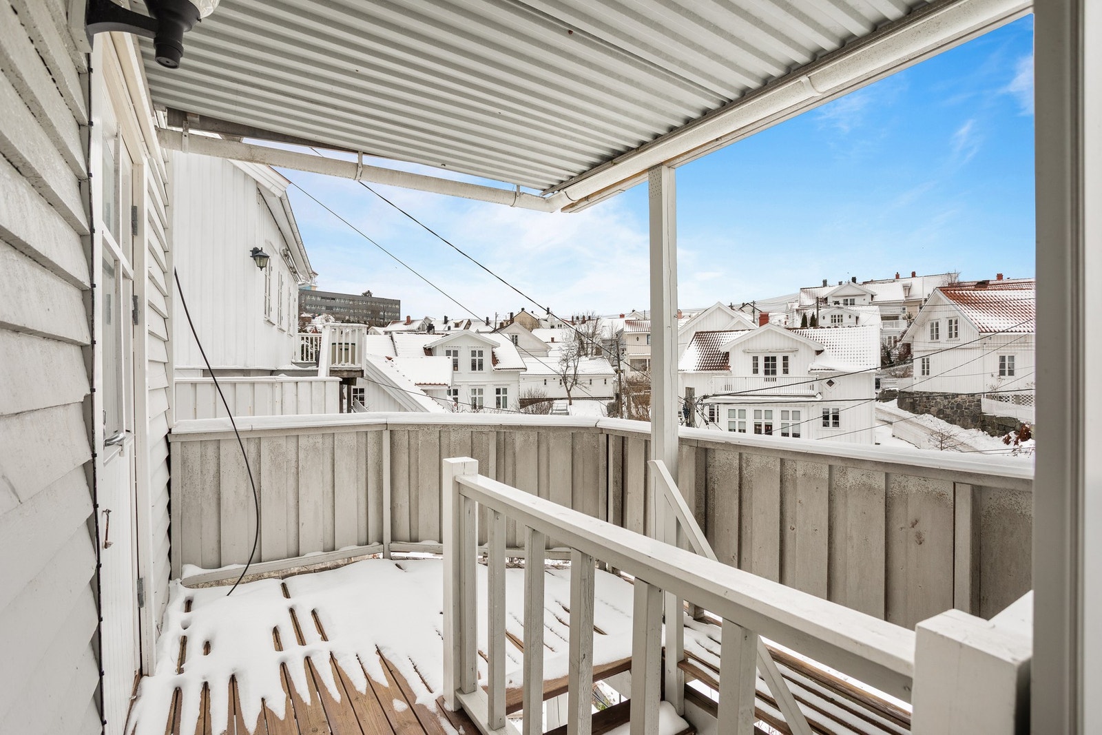 Uteplassen i 1. etasje. Herfra går det trapp ned til inngangen til kjelleretasjen Galleribilde