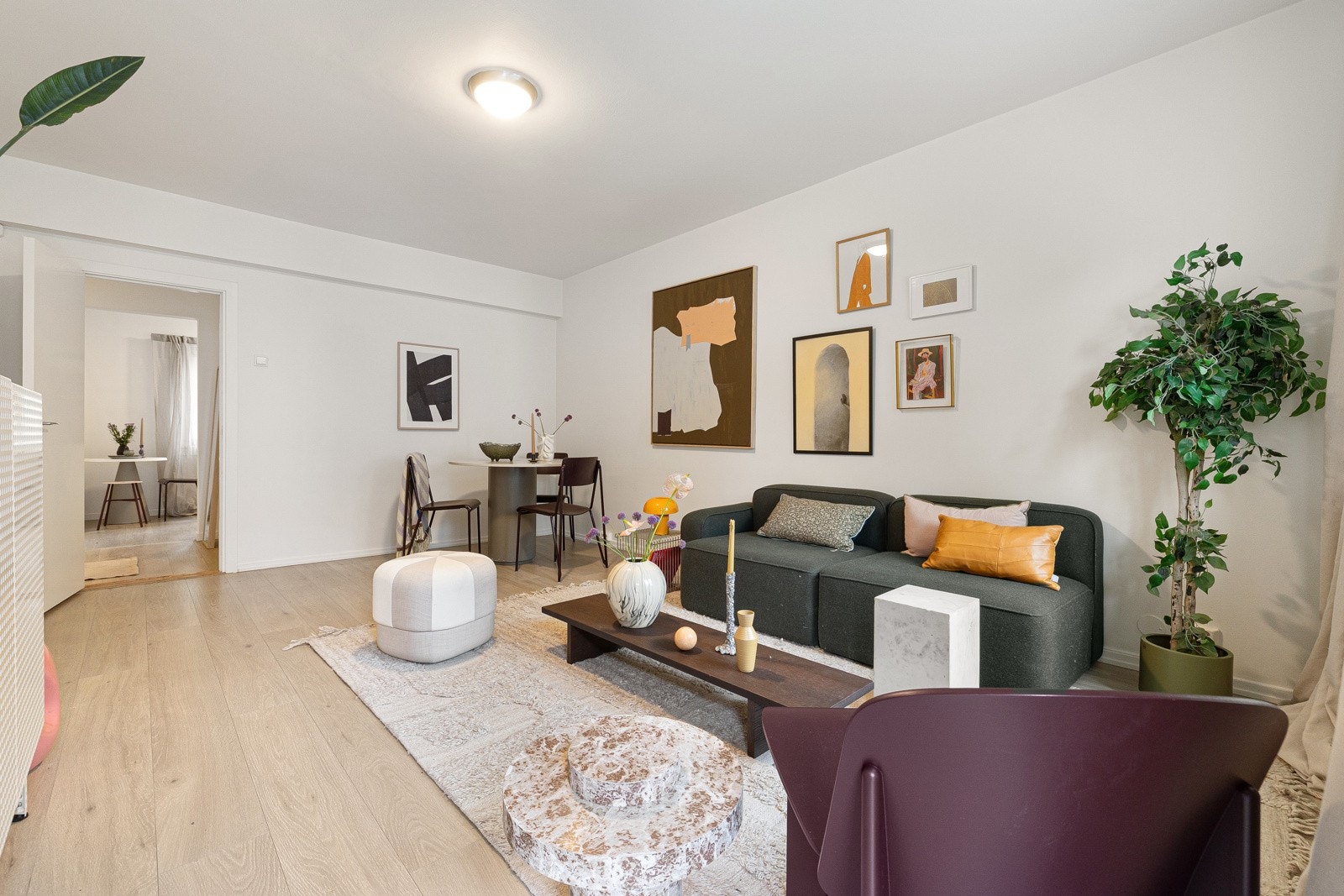 Leiligheten preges av lyse fargevalg og en god planløsning som skaper ulike sosiale soner. Galleribilde