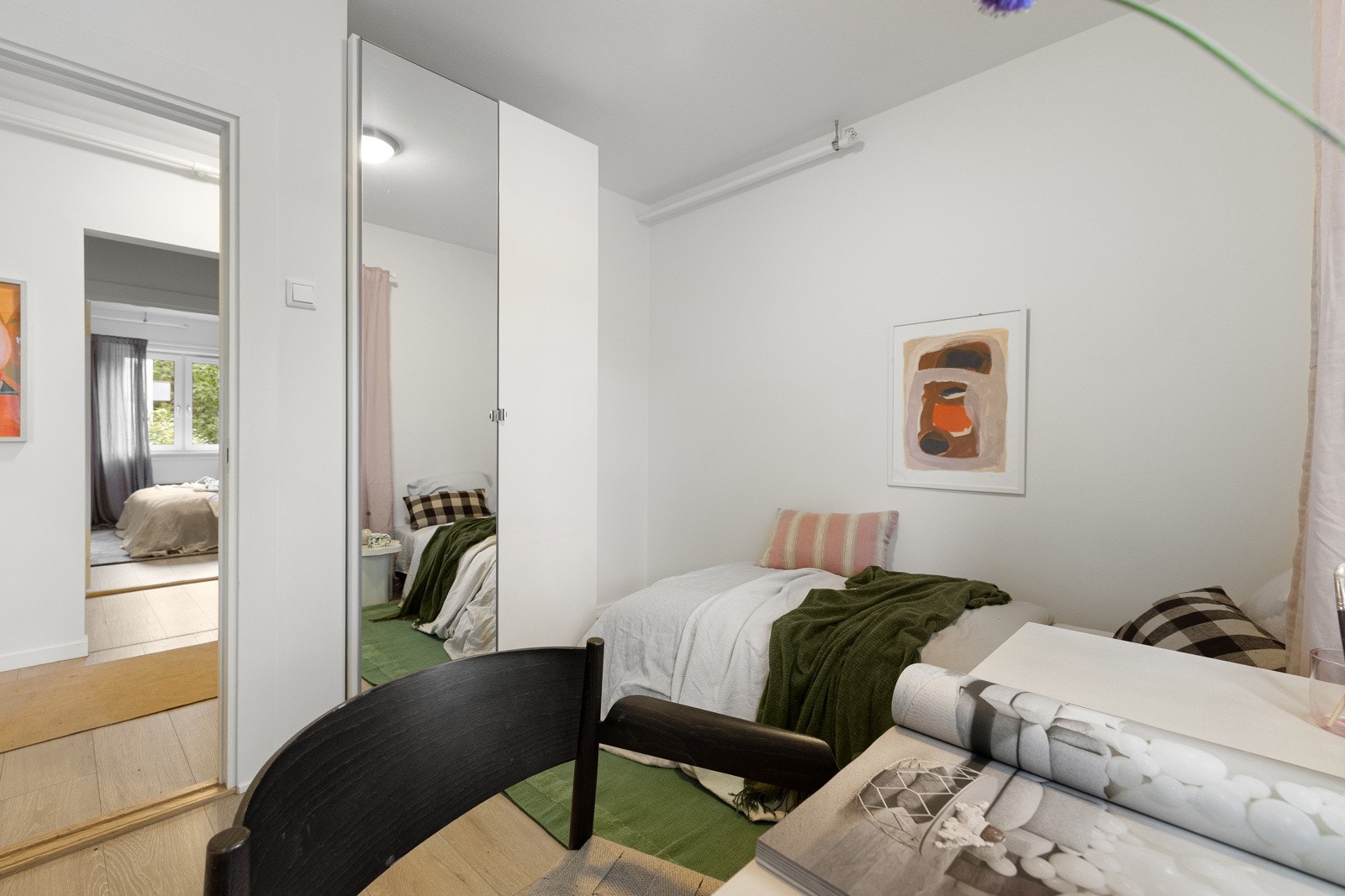 Vinduet gir rikelig med naturlig lys og bidrar til en lys og luftig romfølelse. Soverom 2. Galleribilde