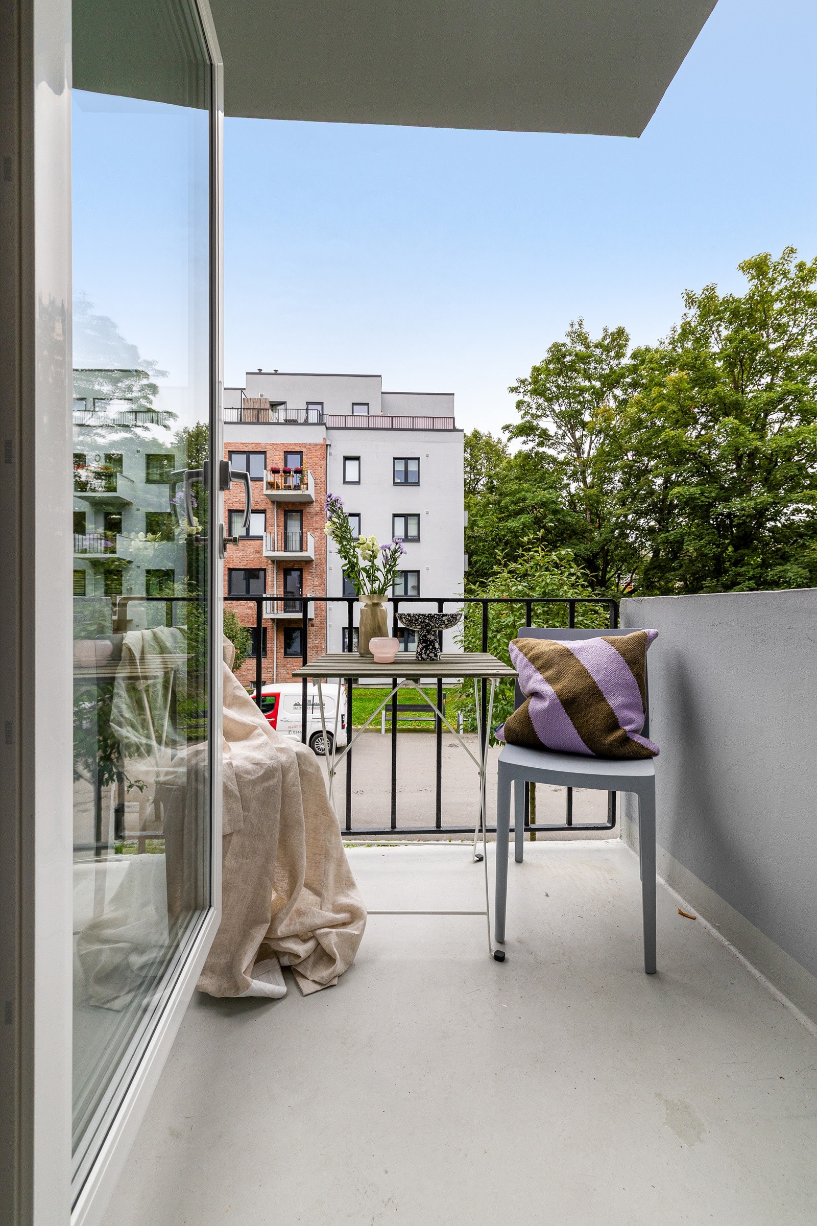 Leiligheten ligger sentralt til på Lindern/Adamstuen, et sjarmerende og populært område sentralt i Oslo, kjent for sin historiske sjarm og grønne omgivelser. Galleribilde