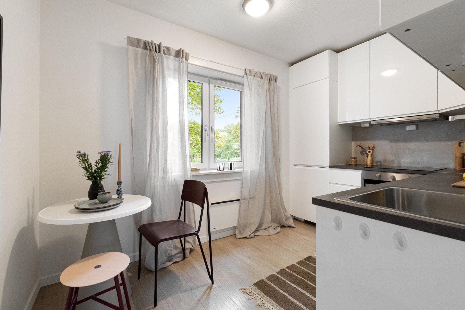 Kjøkkenet er innredet med tidsriktig, glatt kjøkkeninnredning med soft close-funksjon på skuffer og skap. Galleribilde