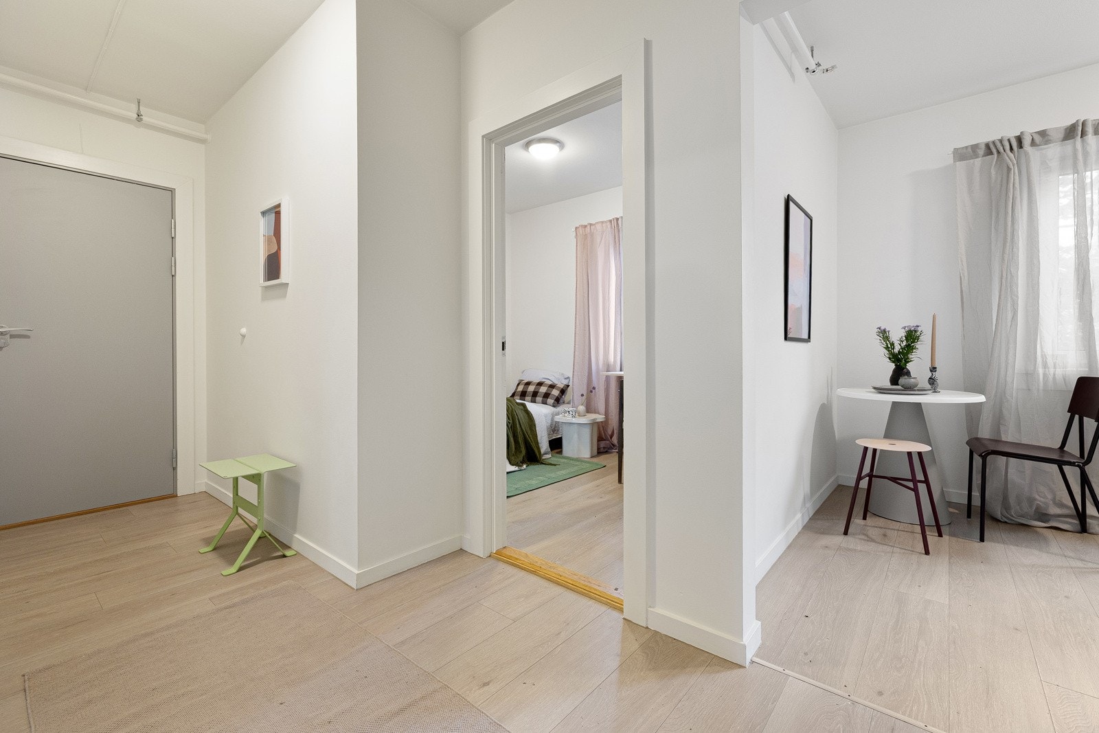 Velkommen inn! Entréen er av god størrelse og har dørcalling system som gjør det enkelt å ta i mot gjester. Galleribilde