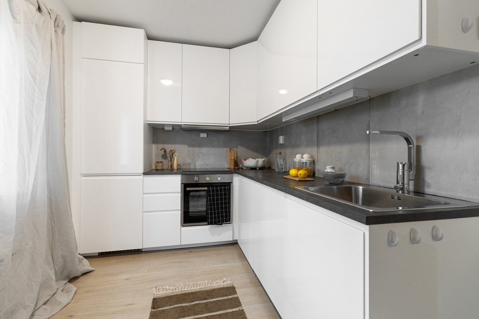 Kjøkkenet er utstyrt med keramisk platetopp samt integrerte hvitevarer, herunder stekeovn, oppvaskmaskin og kjøl-/fryseskap. Galleribilde