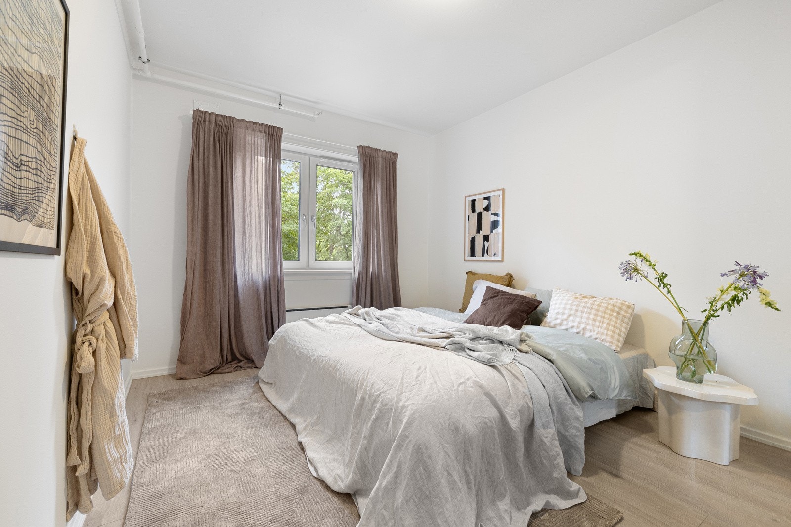 Leiligheten byr på to romslige soverom med god plass til dobbeltseng, nattbord og garderobeløsning. Galleribilde