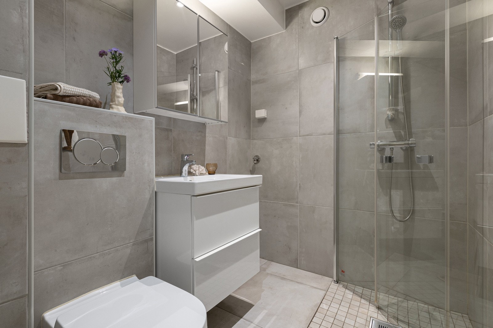 Flislagt bad/wc med varmekabler i gulv og mekanisk avtrekk. Badet er utstyrt med downlights i himling, speil og moderne armatur. Galleribilde