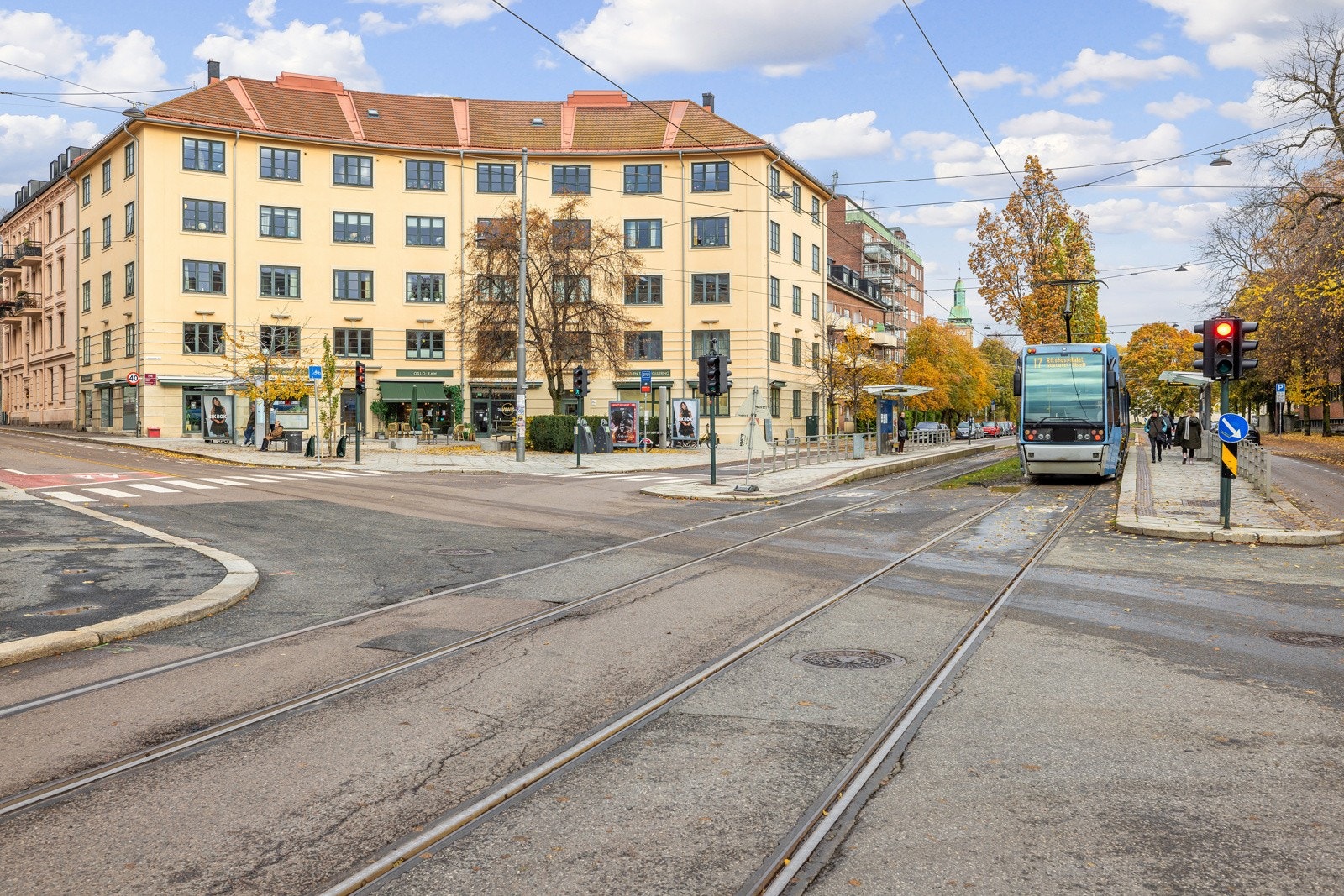 Leiligheten ligger sentralt til på Lindern/Adamstuen, et sjarmerende og populært område sentralt i Oslo, kjent for sin historiske sjarm og grønne omgivelser. Galleribilde