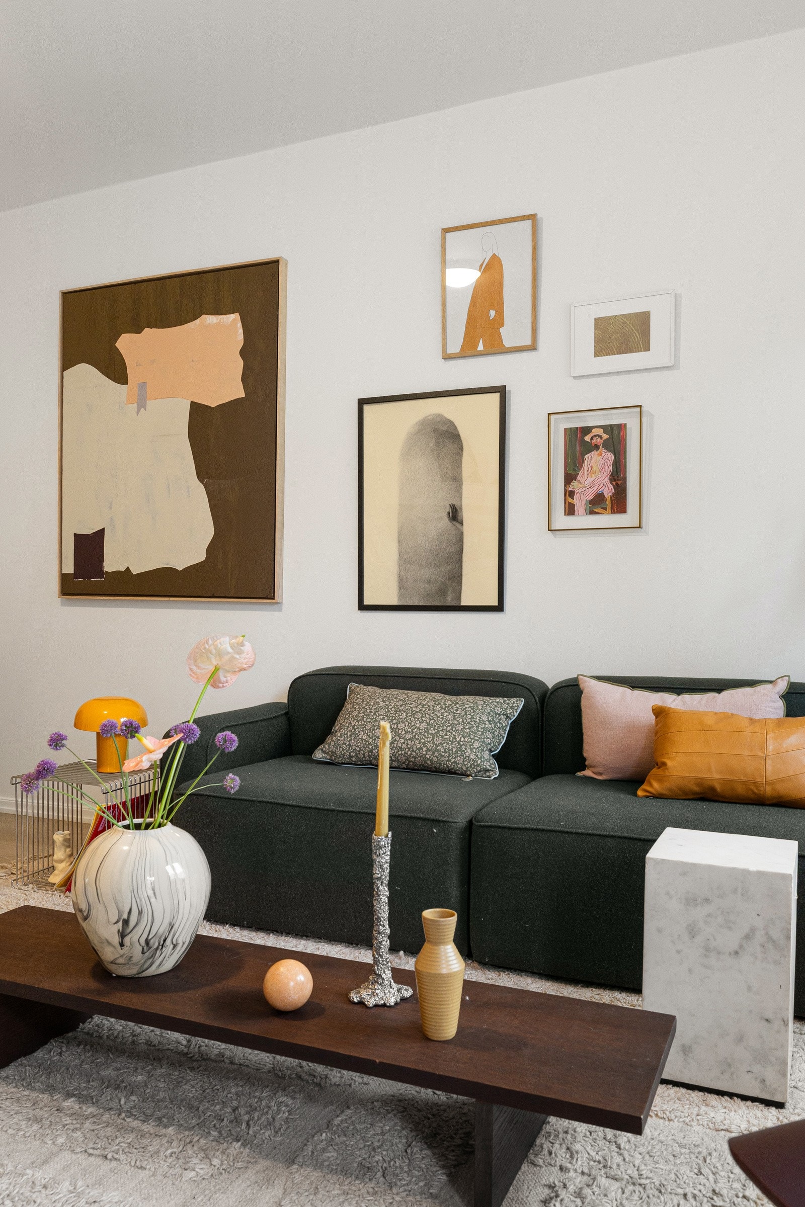 Rommet har en god og fleksibel planløsning som gjør det enkelt å møblere med både en komfortabel sofagruppe og en hyggelig spiseplass. Galleribilde