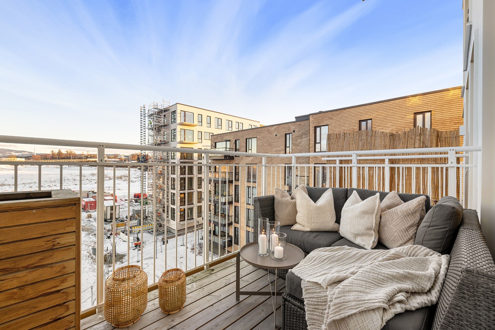 På finværsdager vil balkongen oppleves som en forlengelse av stuen. Galleribilde