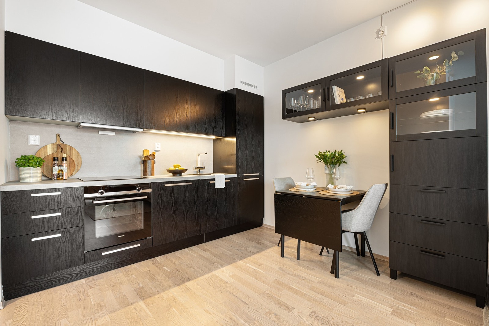 Godt med lagringsplass i innredningen. Galleribilde