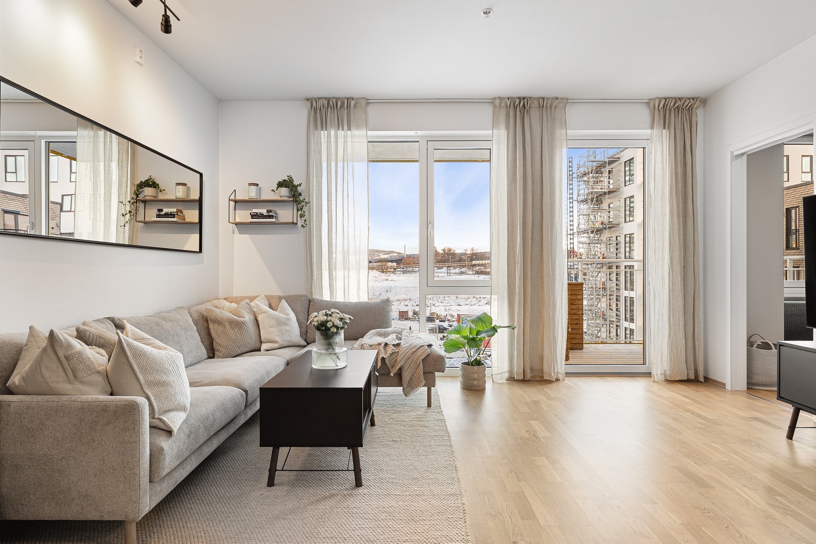 Bygget sto ferdigstilt i 2023 og holder som følge av dette en gjennomgående moderne standard. God takhøyde. Galleribilde