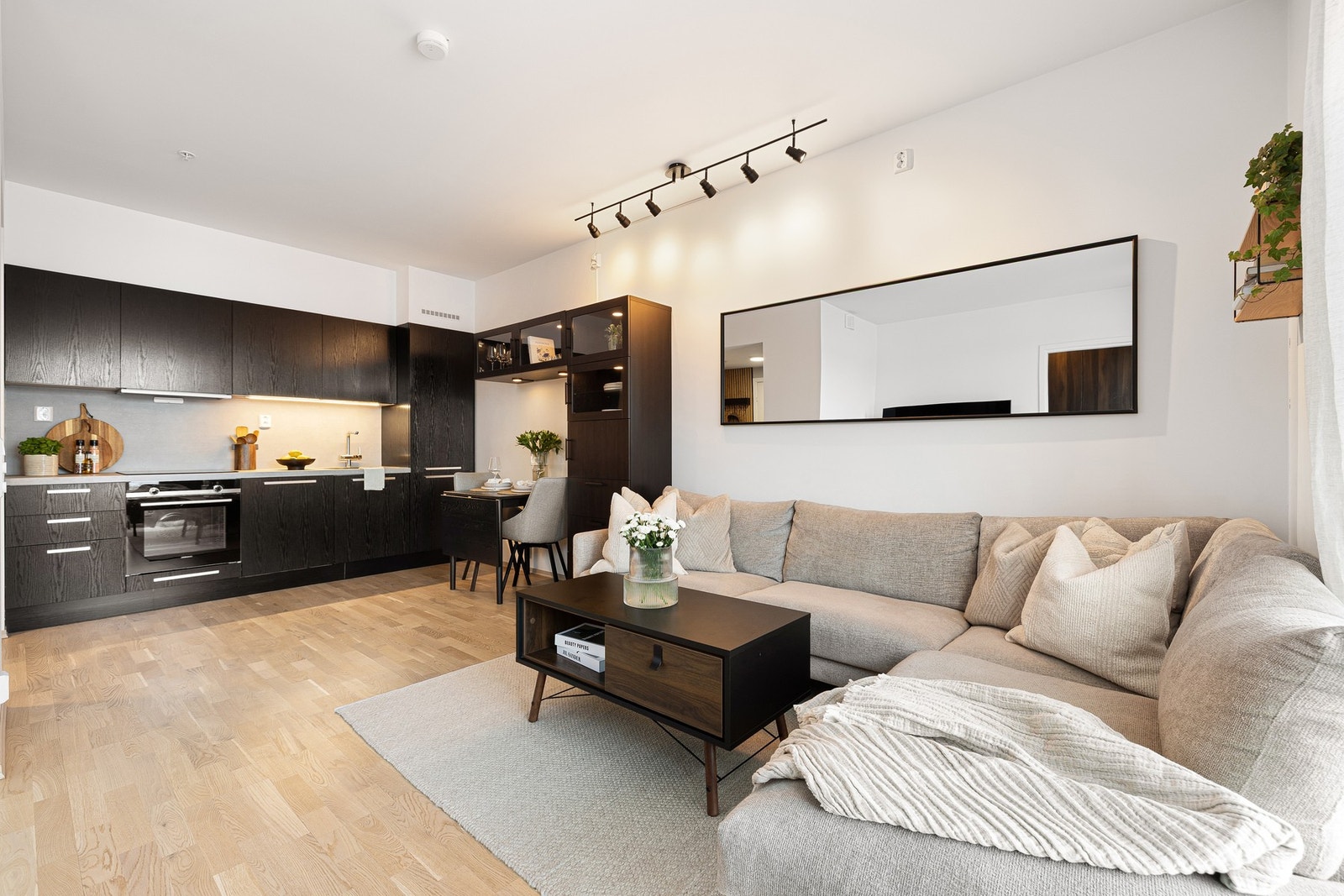 Stue med åpen kjøkkenløsning. Galleribilde