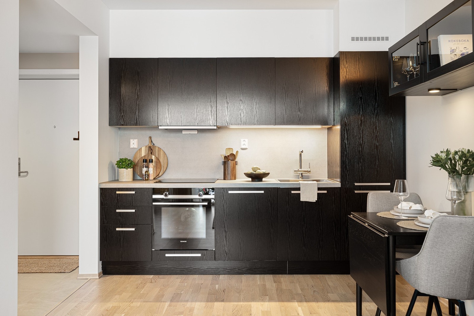 Kjøkkenet har integrert induksjonstopp, stekeovn, oppvaskmaskin, samt kjøl og frys, som følger handelen. Galleribilde