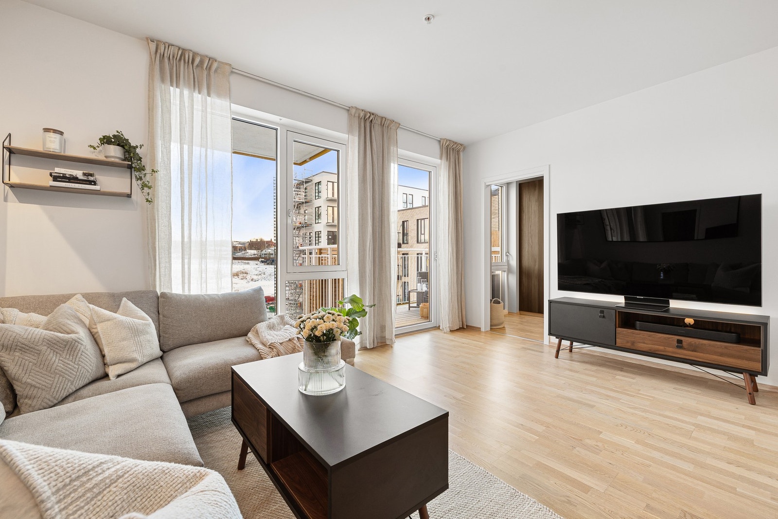 Store vindusflater gir et godt lysinnslipp, og i kombinasjon med beliggenhet i 5. etasje bidrar dette til leilighetens lette og luftige atmosfære. Galleribilde