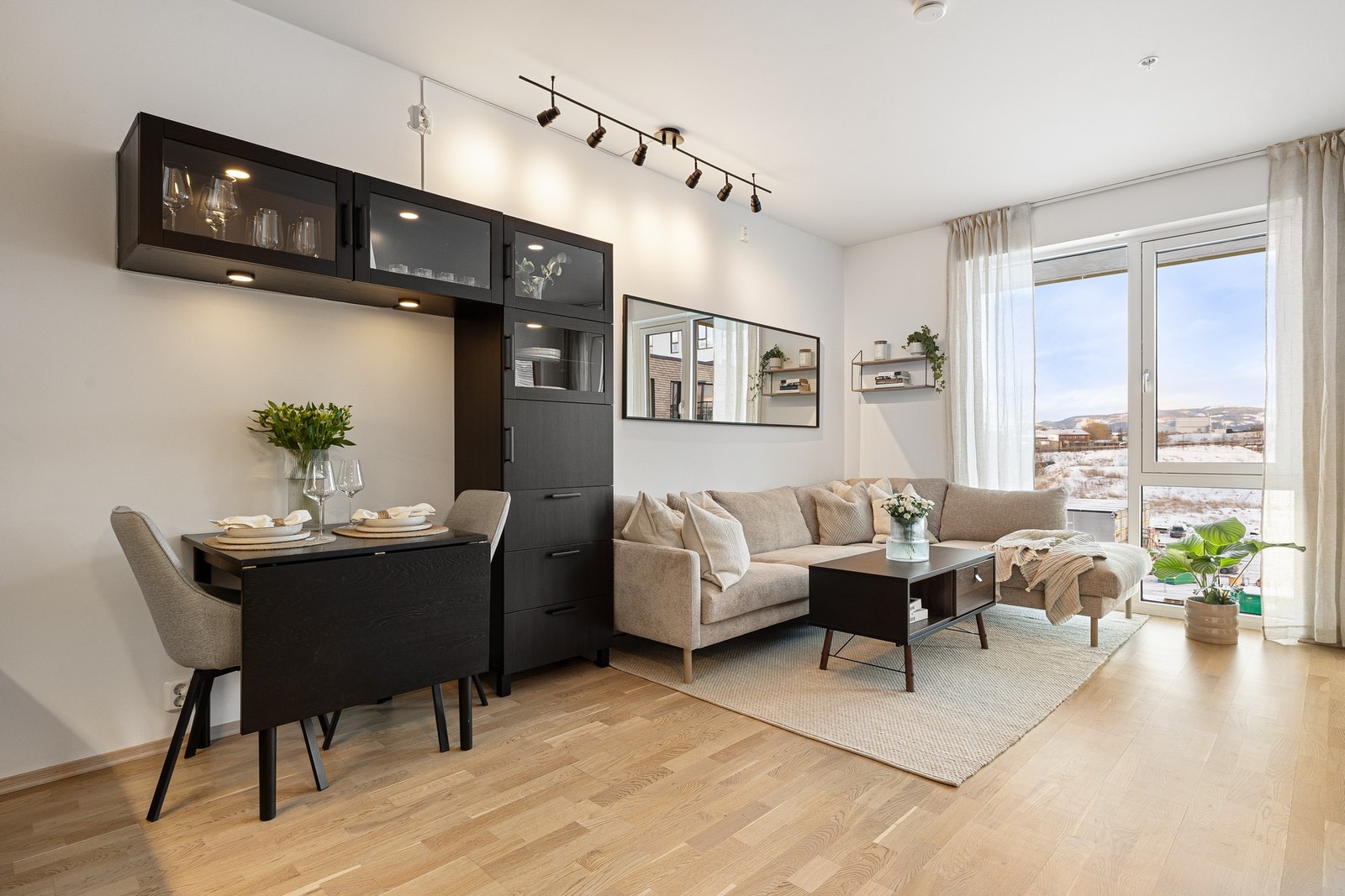 I overgangen mellom kjøkken og stue har du plass til et lite spisebord. Galleribilde