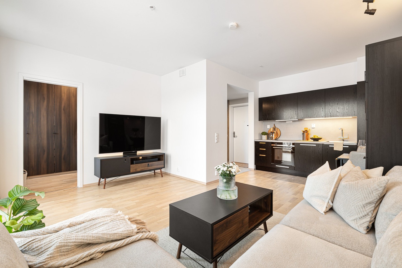 Takstmannen har gitt tilstandsgrad 0 (TG0) på absolutt alle punkter, så her kan du være sikker på at du gjør deg et trygt kjøp. I tillegg har leiligheten nybygg-garanti til november 2028. Galleribilde