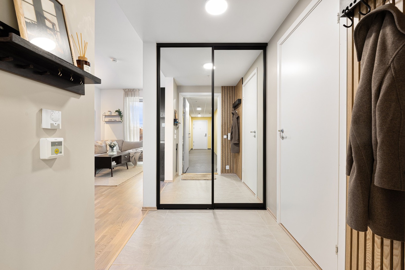 Entréen er flislagt og har tidsriktige spiler i hjørnet. Galleribilde