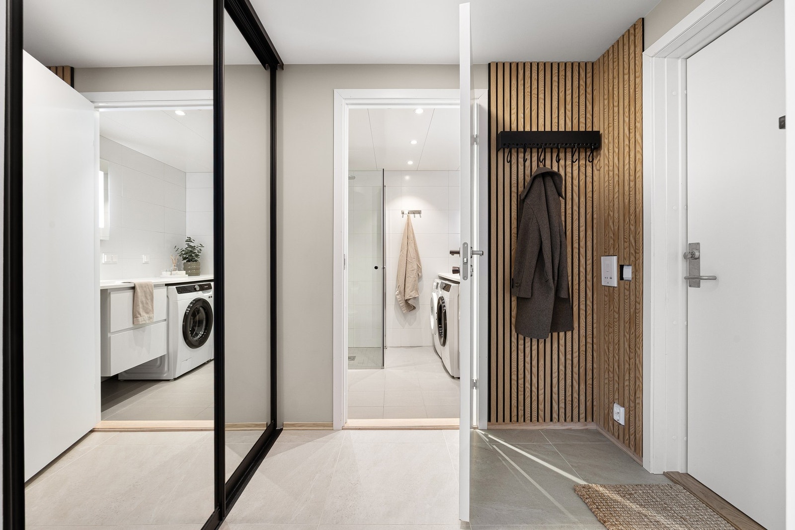 Entréen er romslig og har en stor skyvedørsgarderobe med speilfronter. Galleribilde